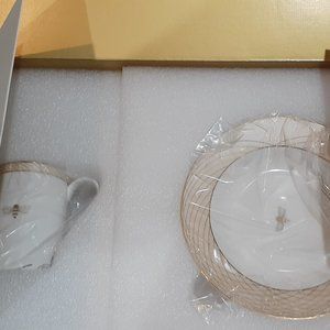 MARY KAY GOLDEN ANNIVERSARY 4 Piece Place Setting With Bumble Bee